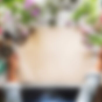 Hände binden Tulpen und Wiesenblumen auf einem Holztisch